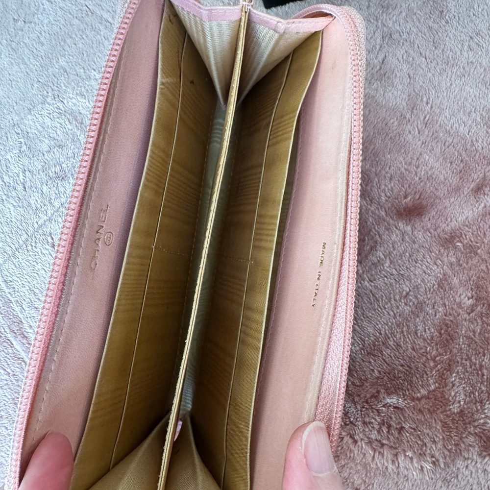 Authentic Chanel Pink Leather Wallet with Iconic CC Logo and Halo intact. 🩷 - Picture 8 of 13